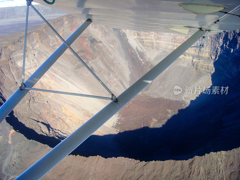 乌尔姆航班在留尼汪岛上空。火山Piton de la Fournaise的观点。